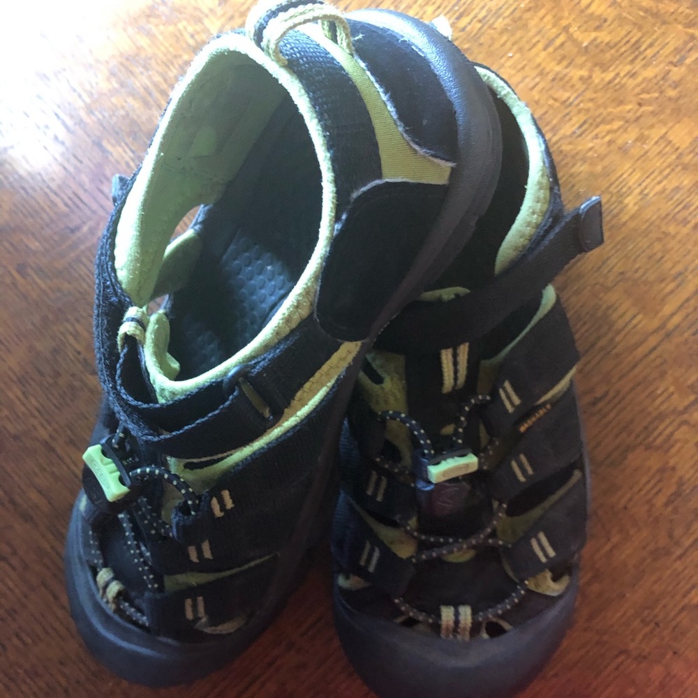 Boys keen sandals